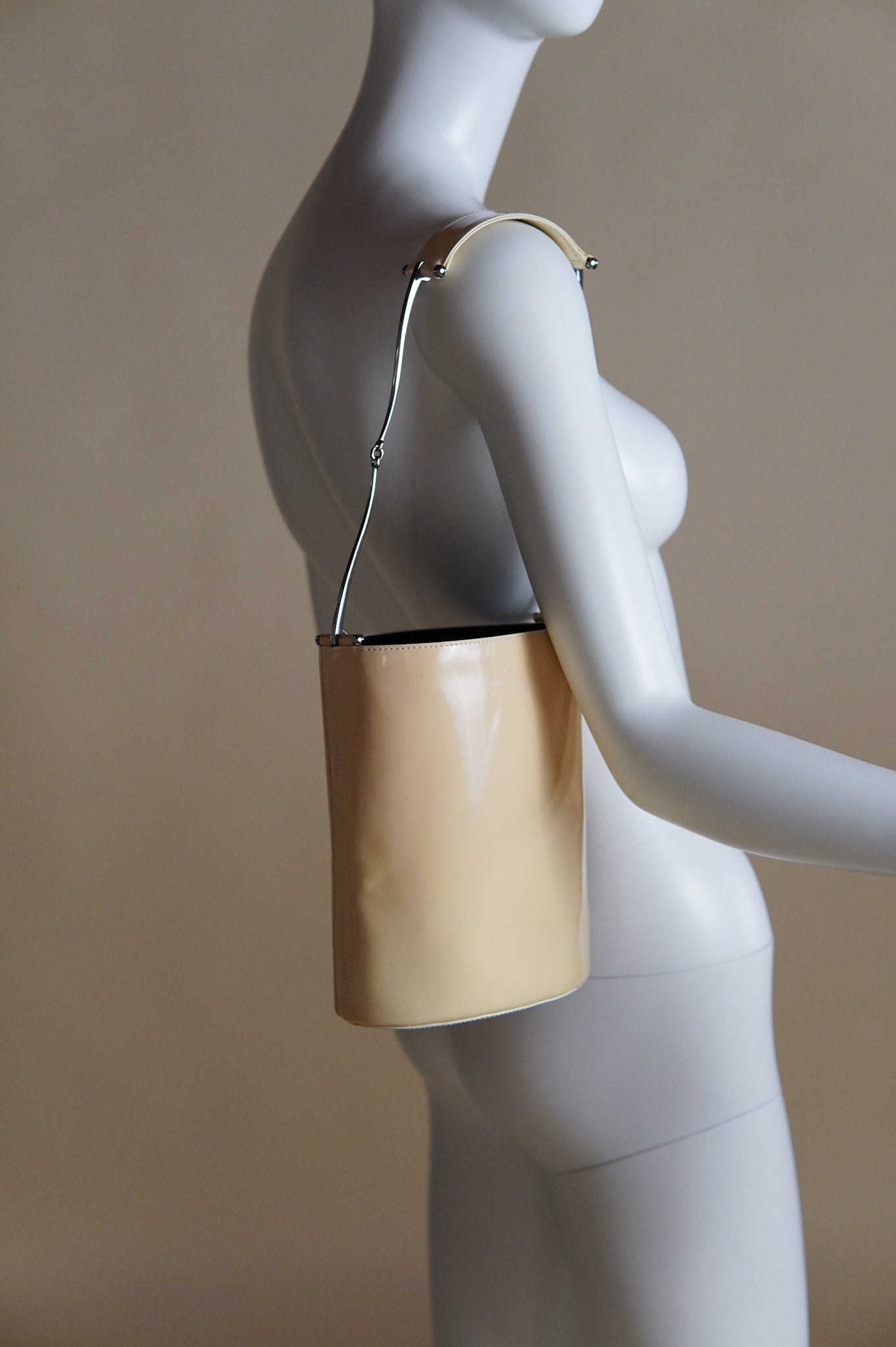 F/W 1997 Gucci by Tom Ford patent bucket bag with horse bit handles and matching pochette - O/S
