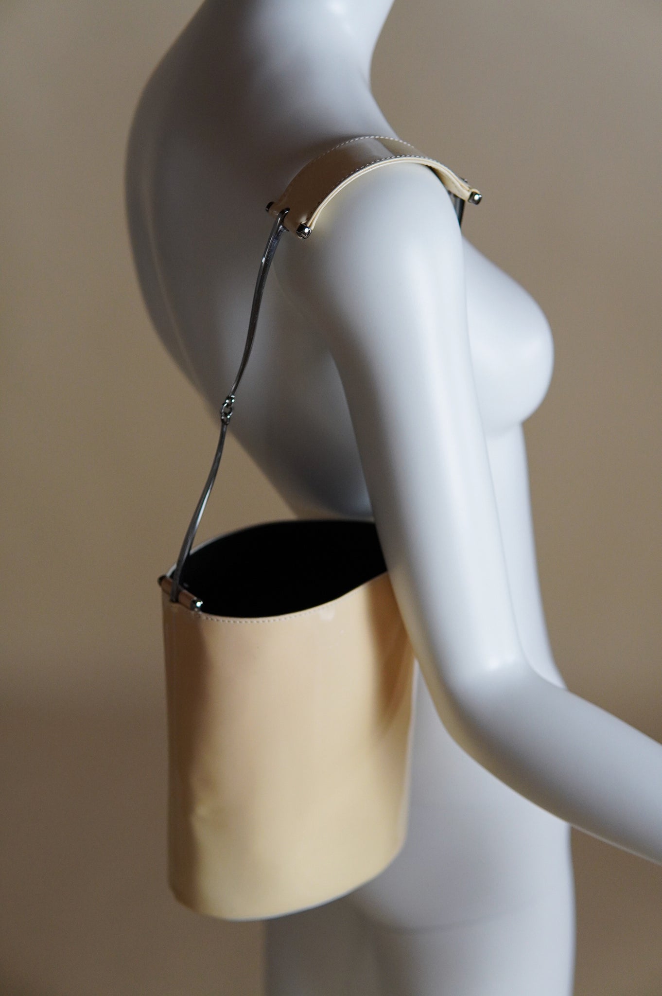 F/W 1997 Gucci by Tom Ford patent bucket bag with horse bit handles and matching pochette - O/S