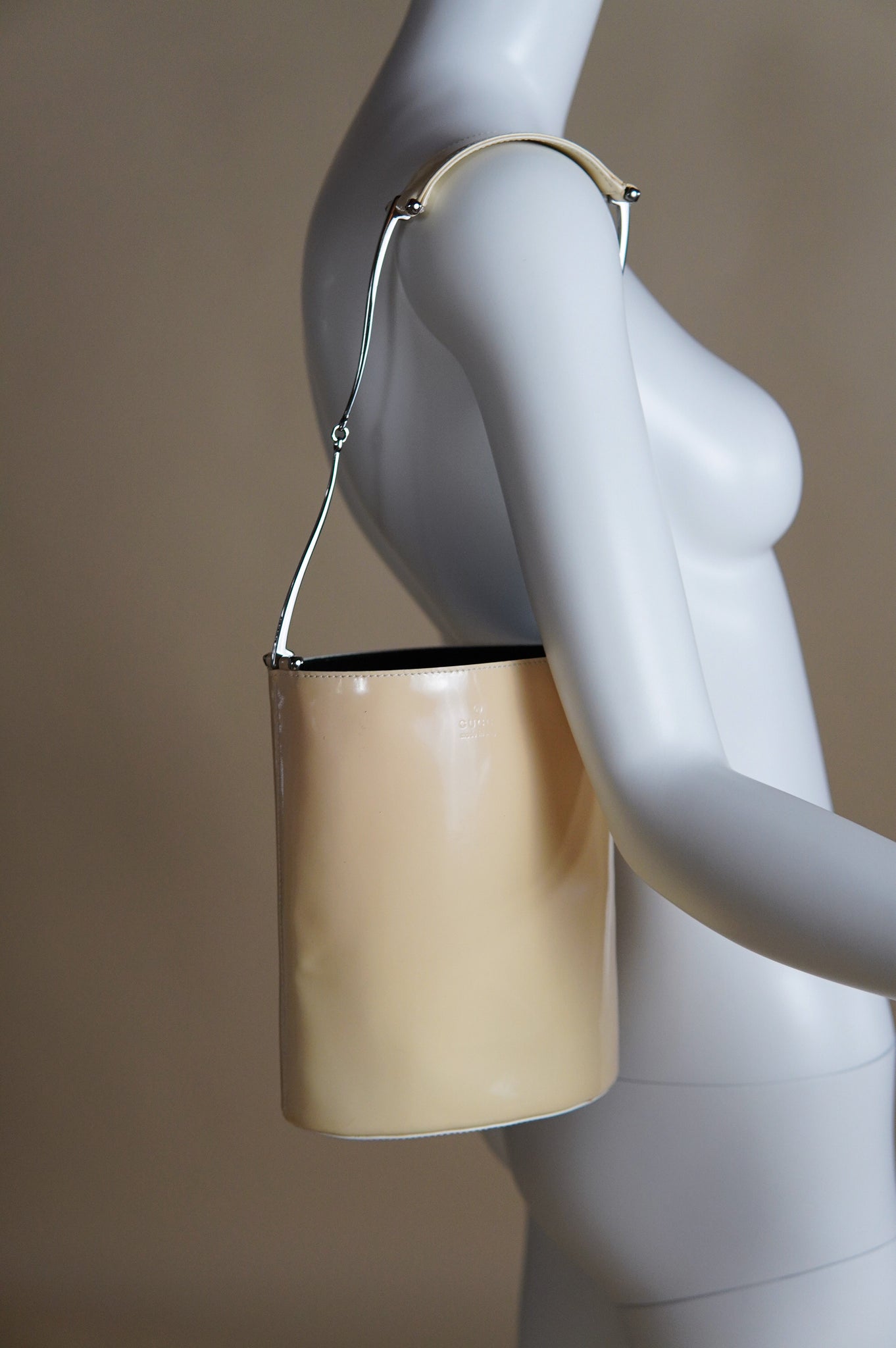 F/W 1997 Gucci by Tom Ford patent bucket bag with horse bit handles and matching pochette - O/S