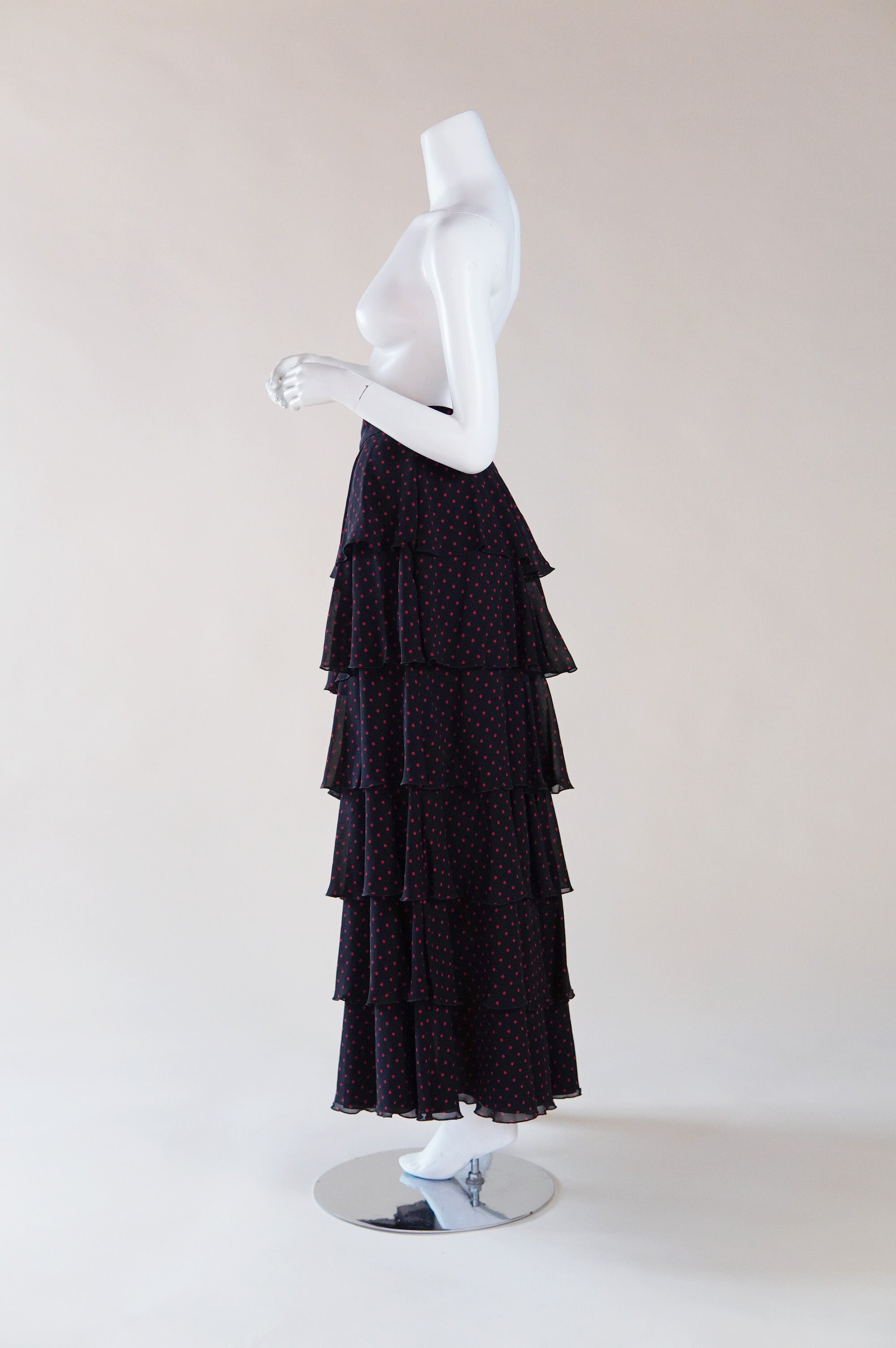 Foulard EMANUEL UNGARO PARALLELE en soie noire imprimée Foulard EMANUEL UNGARO PARALLELE en soie noire imprimée