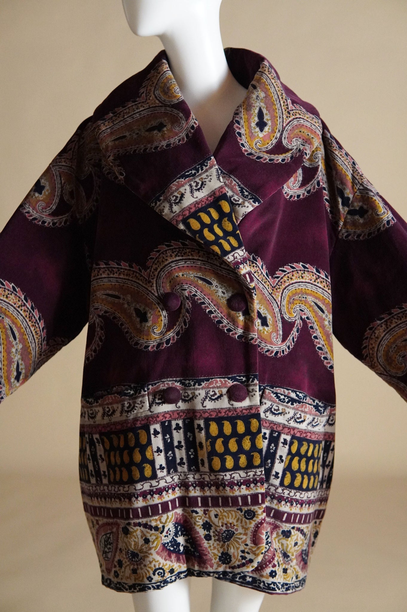Louis Féraud cocoon coat in large paisley print - O/S