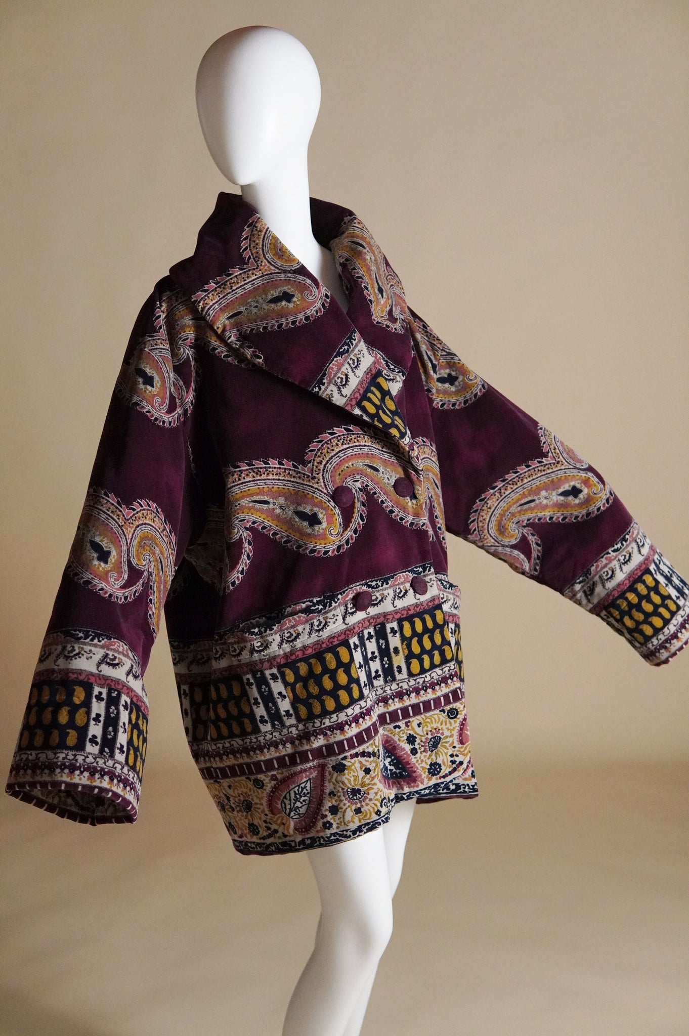Louis Féraud cocoon coat in large paisley print - O/S