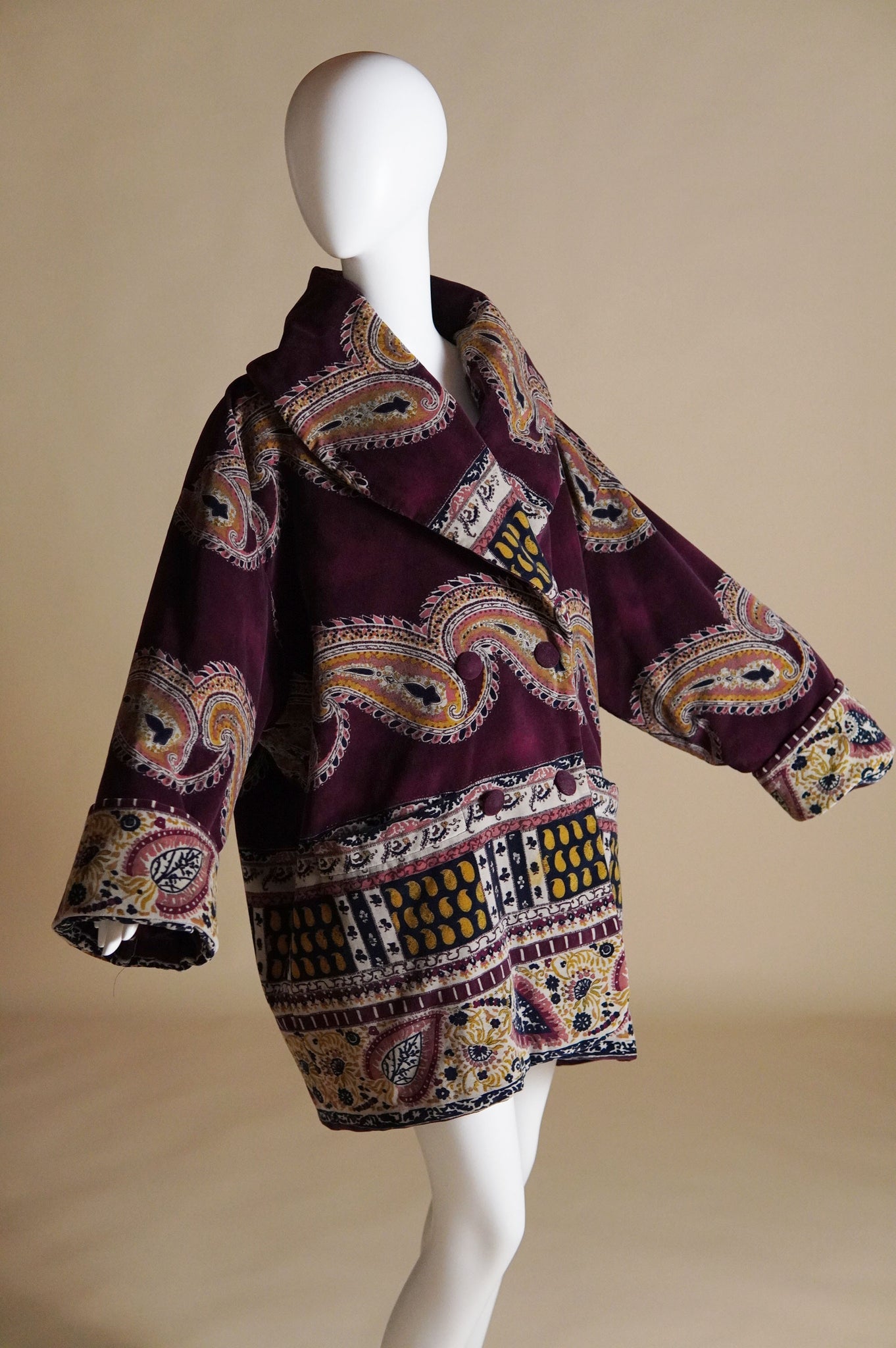 Louis Féraud cocoon coat in large paisley print - O/S