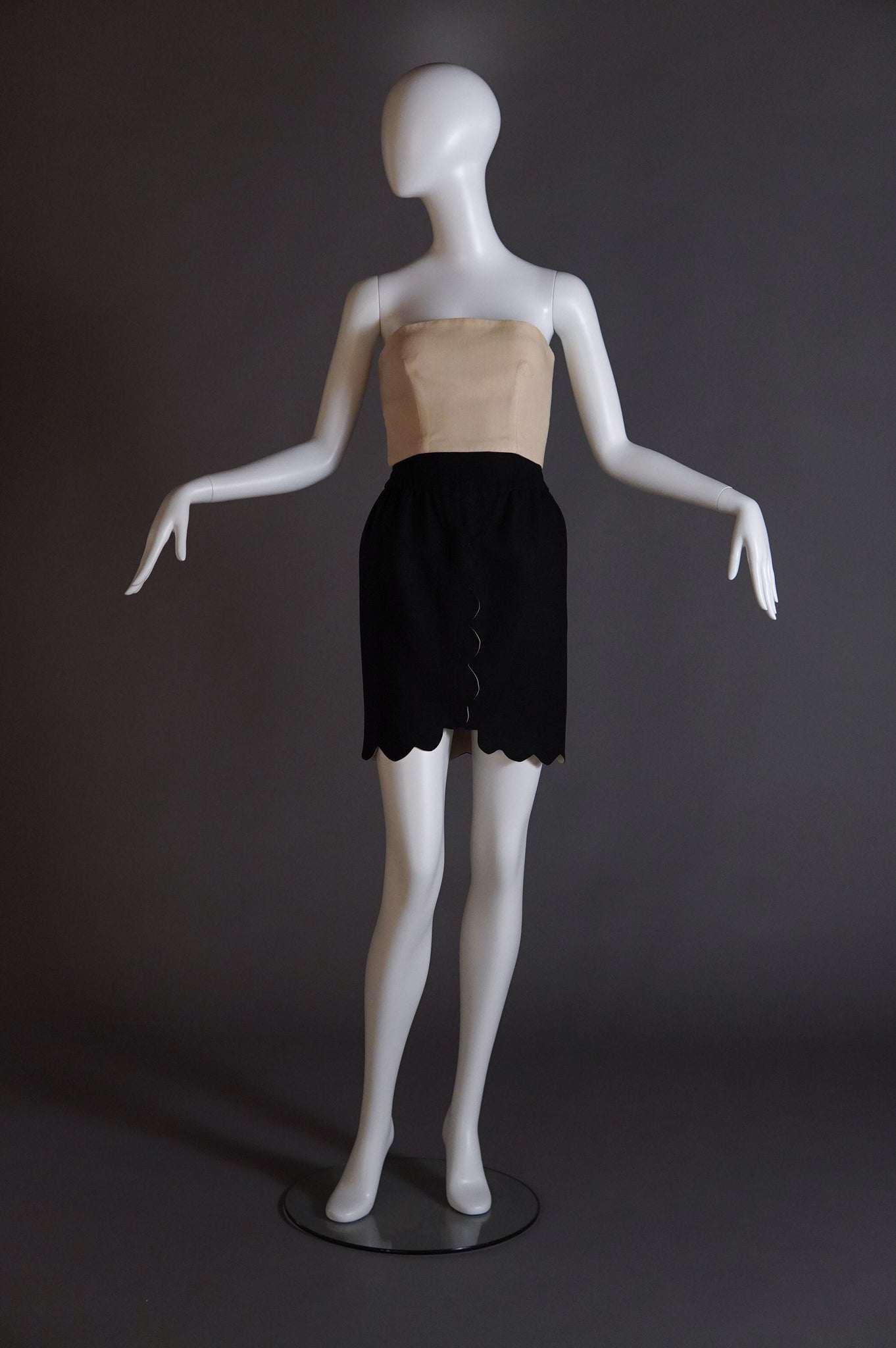 1980s Valentino black and beige bustier dress with scalloped edge - XXS