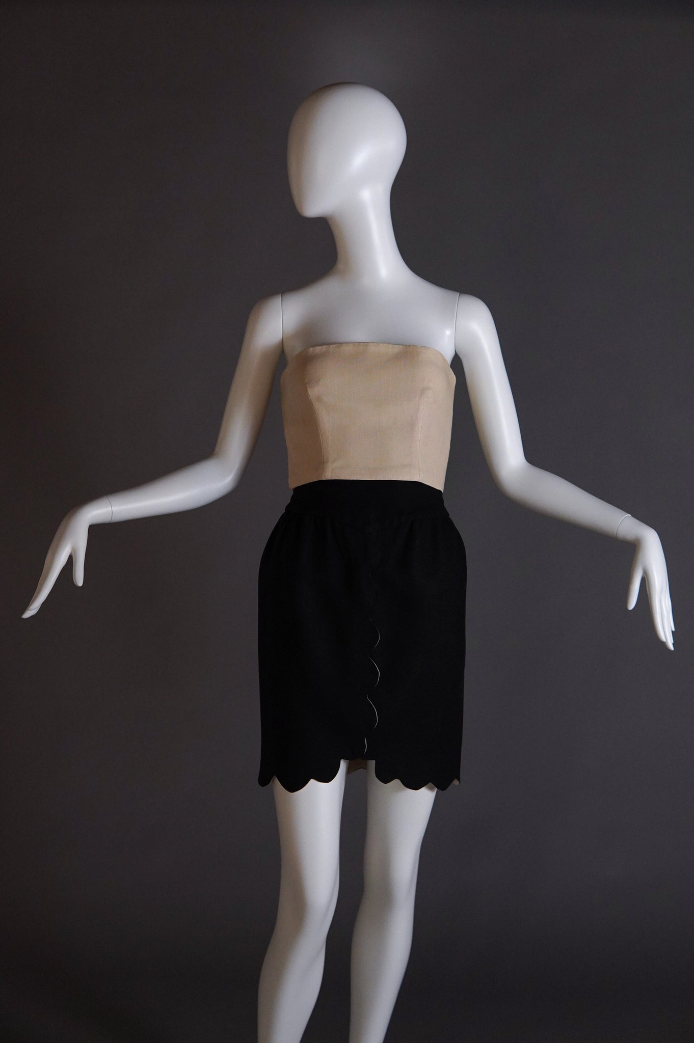 1980s Valentino black and beige bustier dress with scalloped edge - XXS