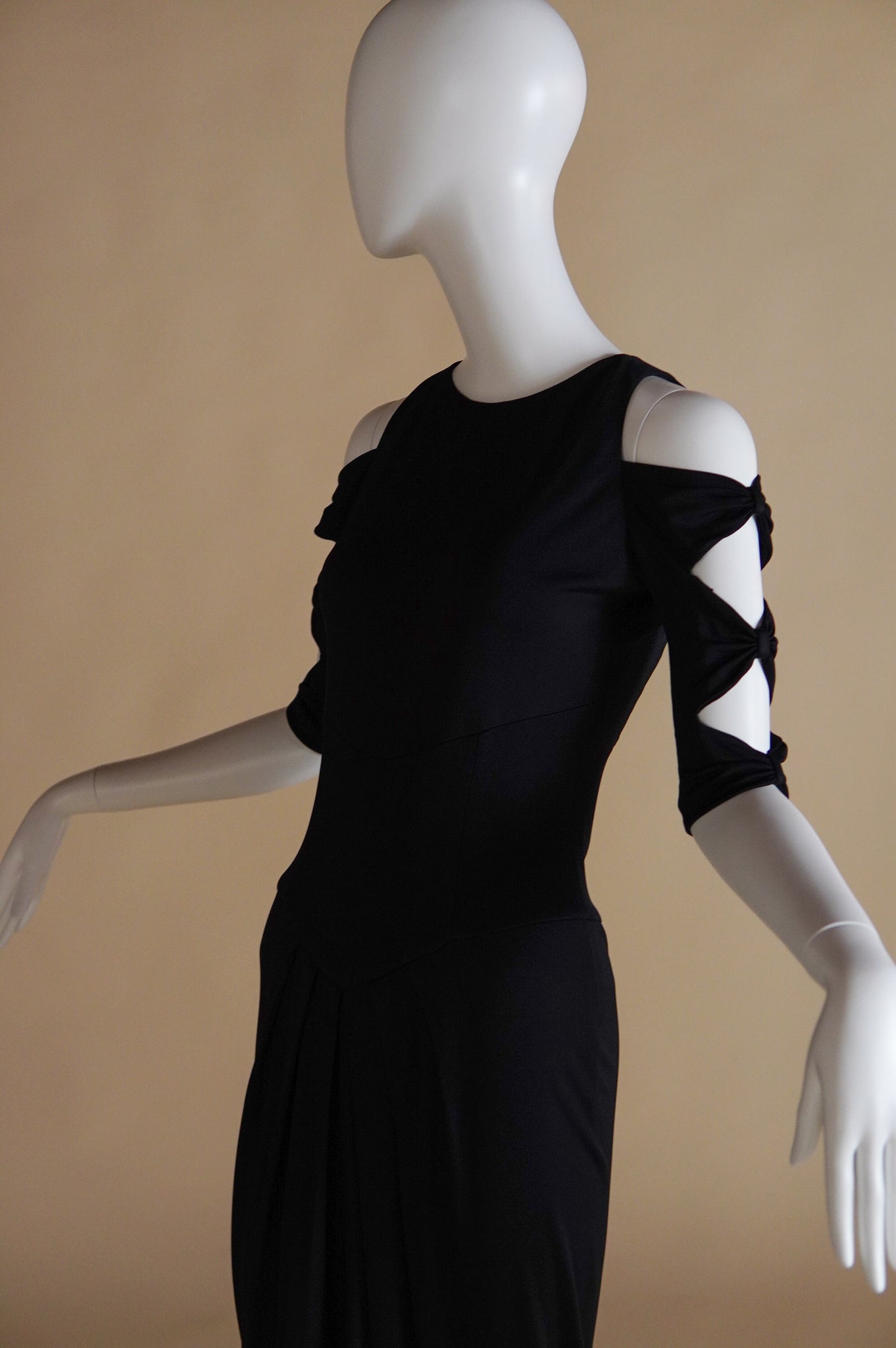 1980s Vicky Tiel Couture black dress with cut-out sleeves and open back - XS/S