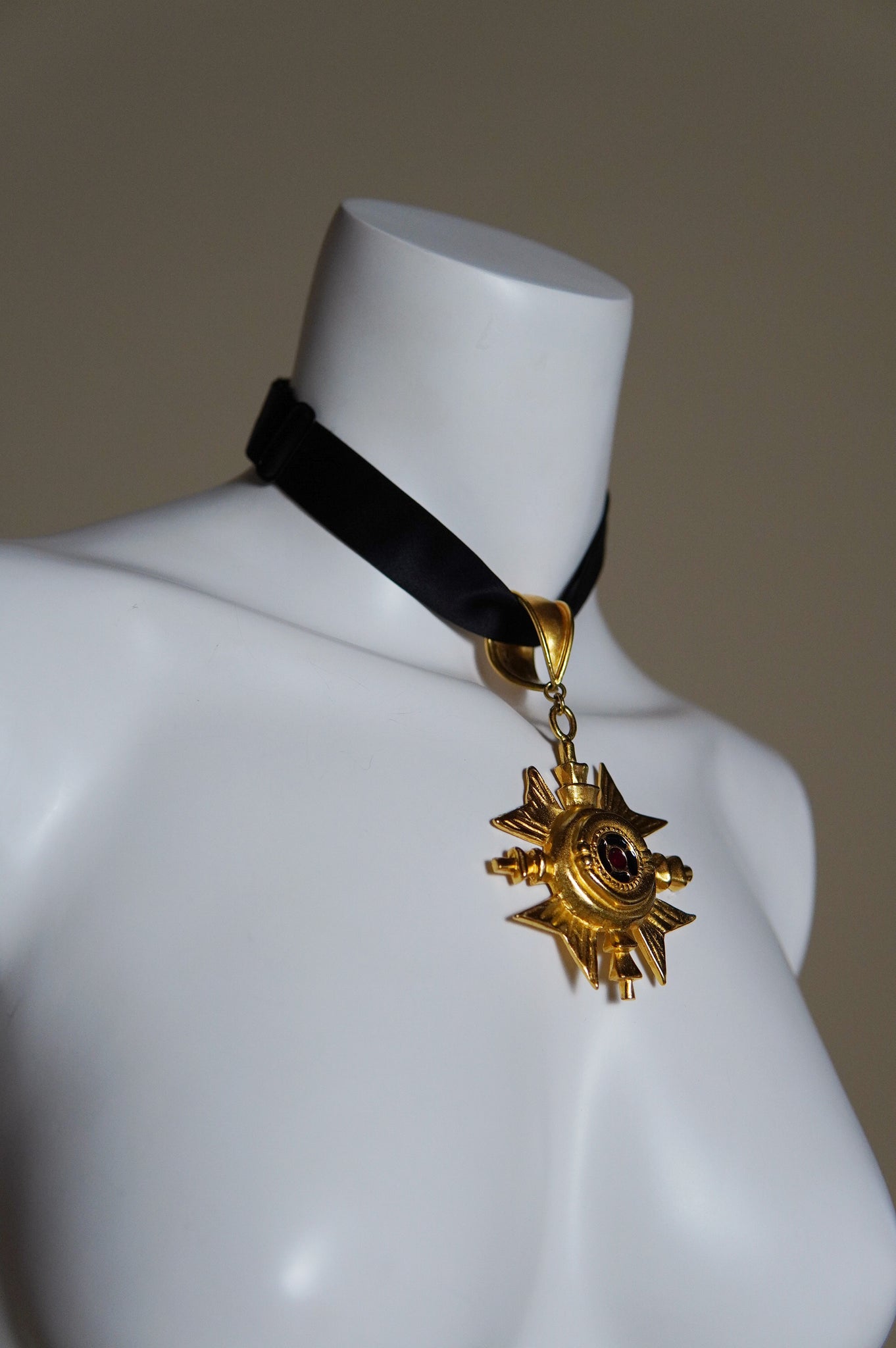 F/W 1992 Donna Karan by Robert Lee Morris runway choker with large gripoix cross medallion and silk band - O/S