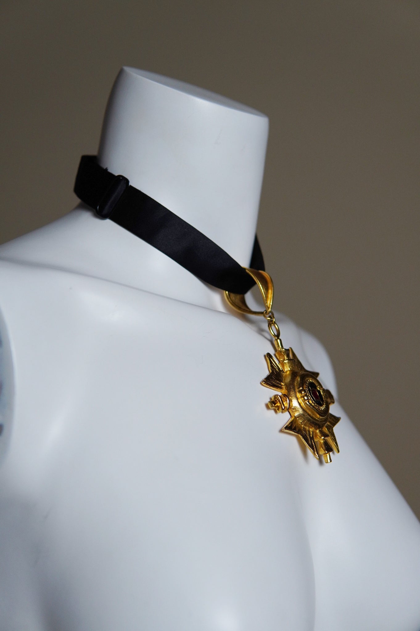 F/W 1992 Donna Karan by Robert Lee Morris runway choker with large gripoix cross medallion and silk band - O/S