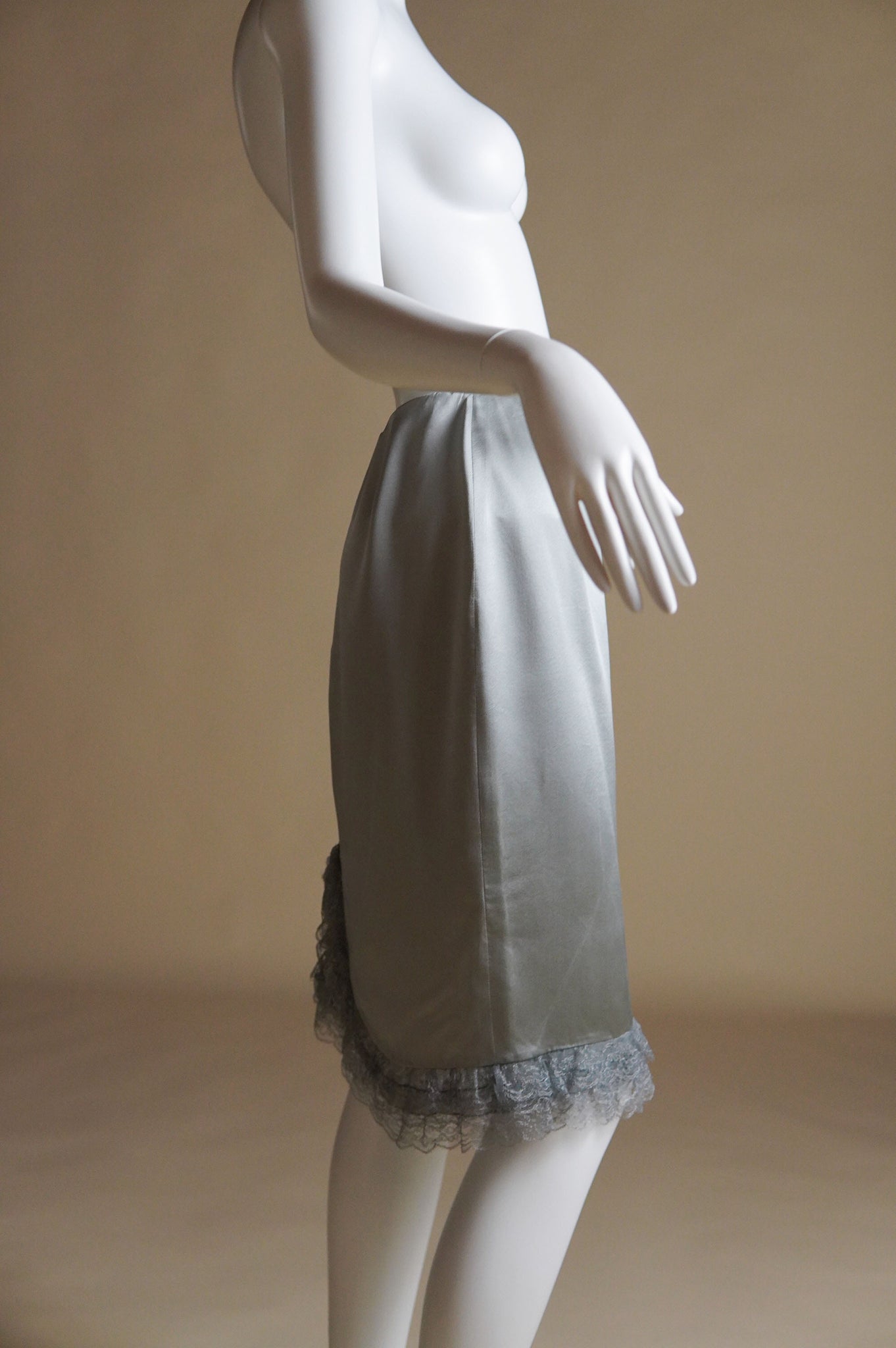 1990s Chloé silk charmeuse skirt with ruffled lace trim - XS