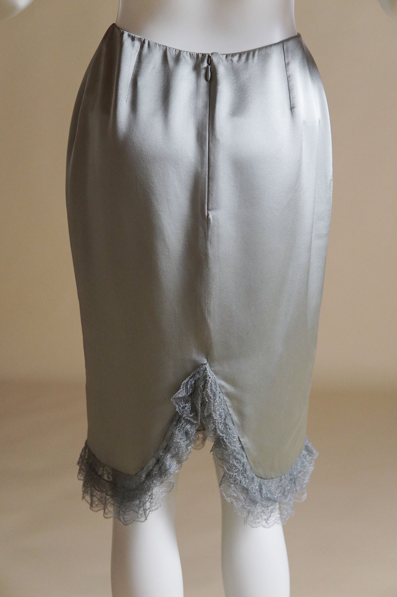 1990s Chloé silk charmeuse skirt with ruffled lace trim - XS