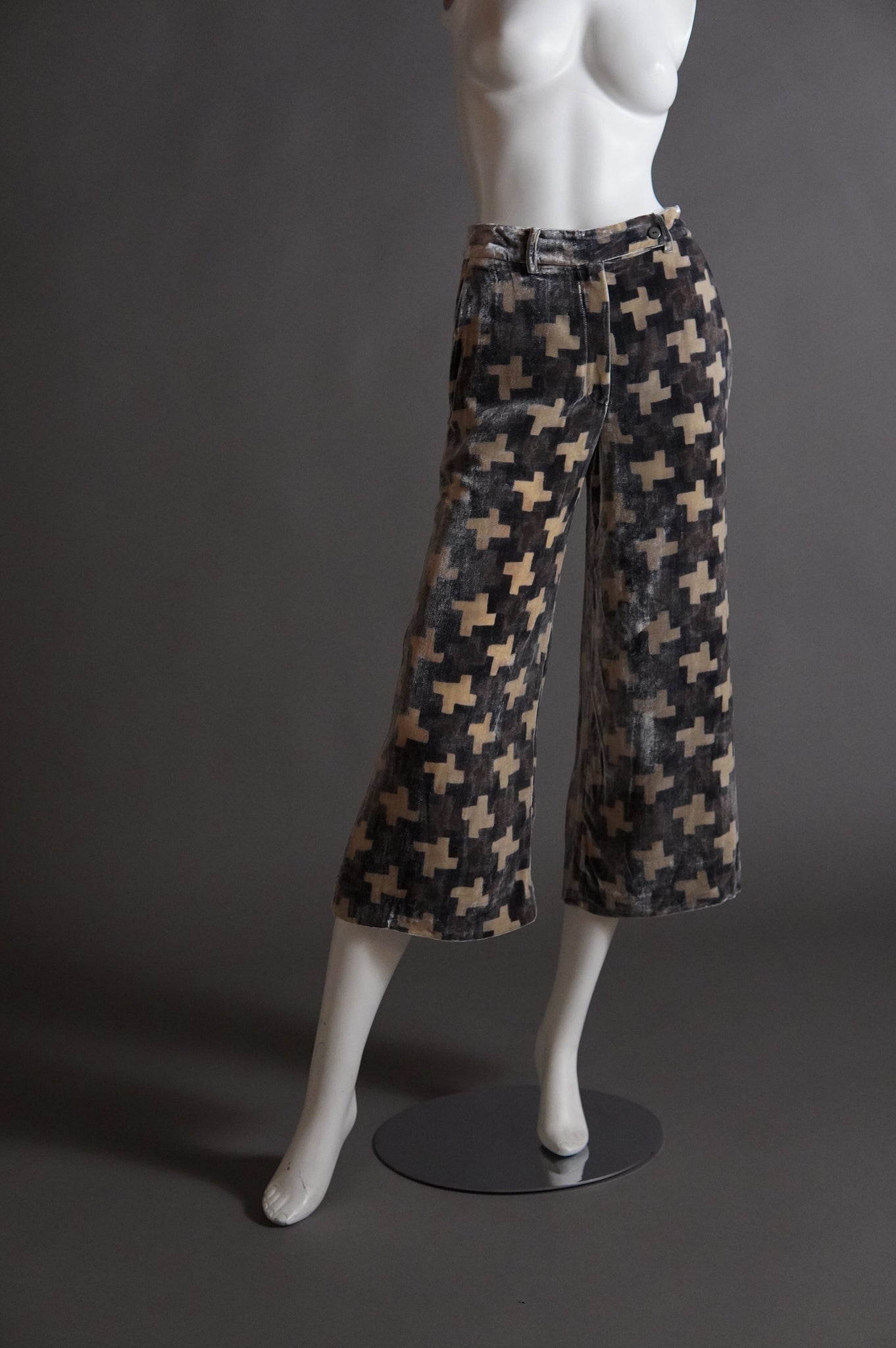 Krizia silk velvet wide leg culottes with graphic pattern in grey and beige - XS