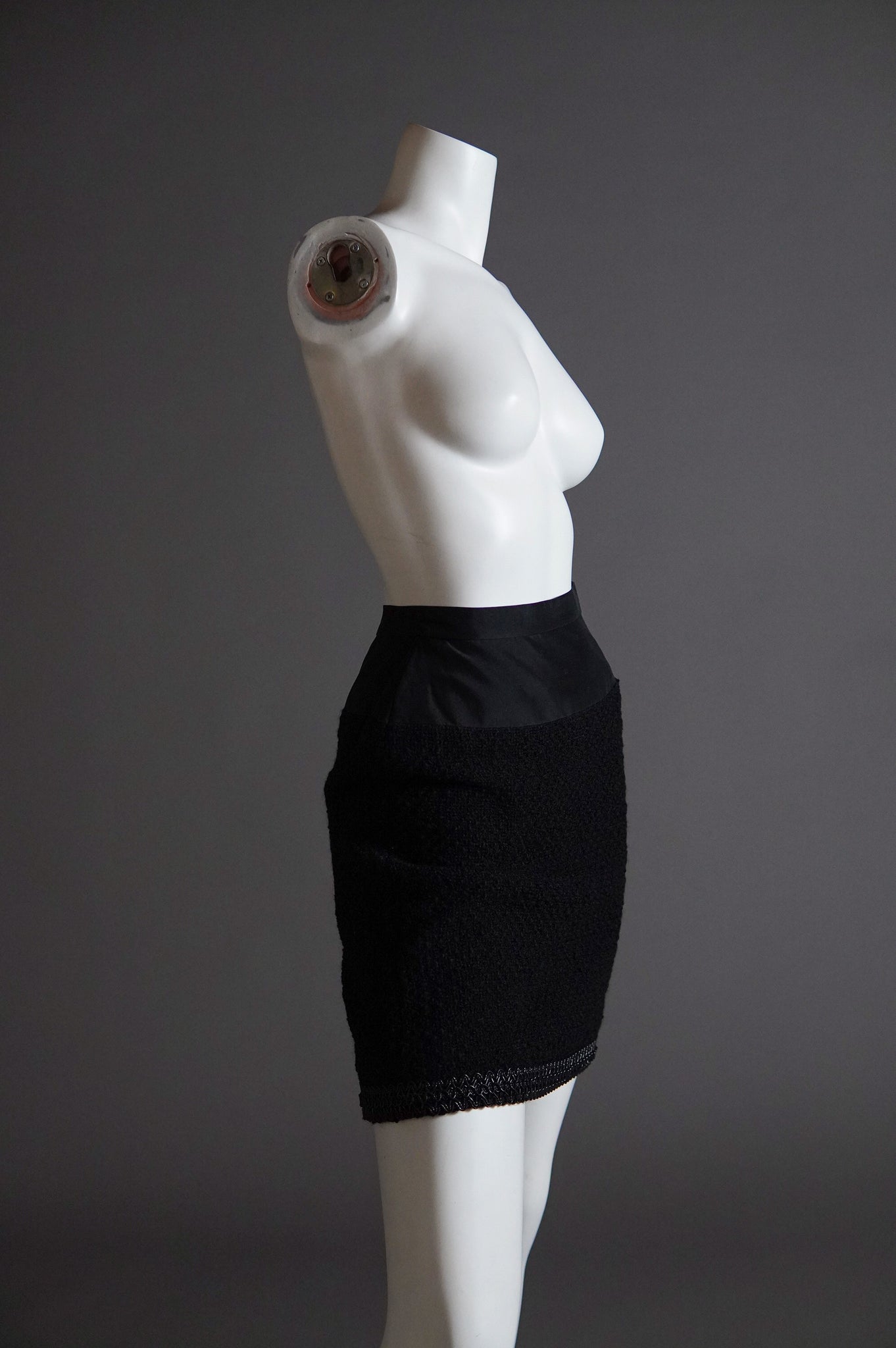 S/S 1994 Chanel by Karl Lagerfeld tweed skirt with silk waist and scoubidou plastic trim - XS