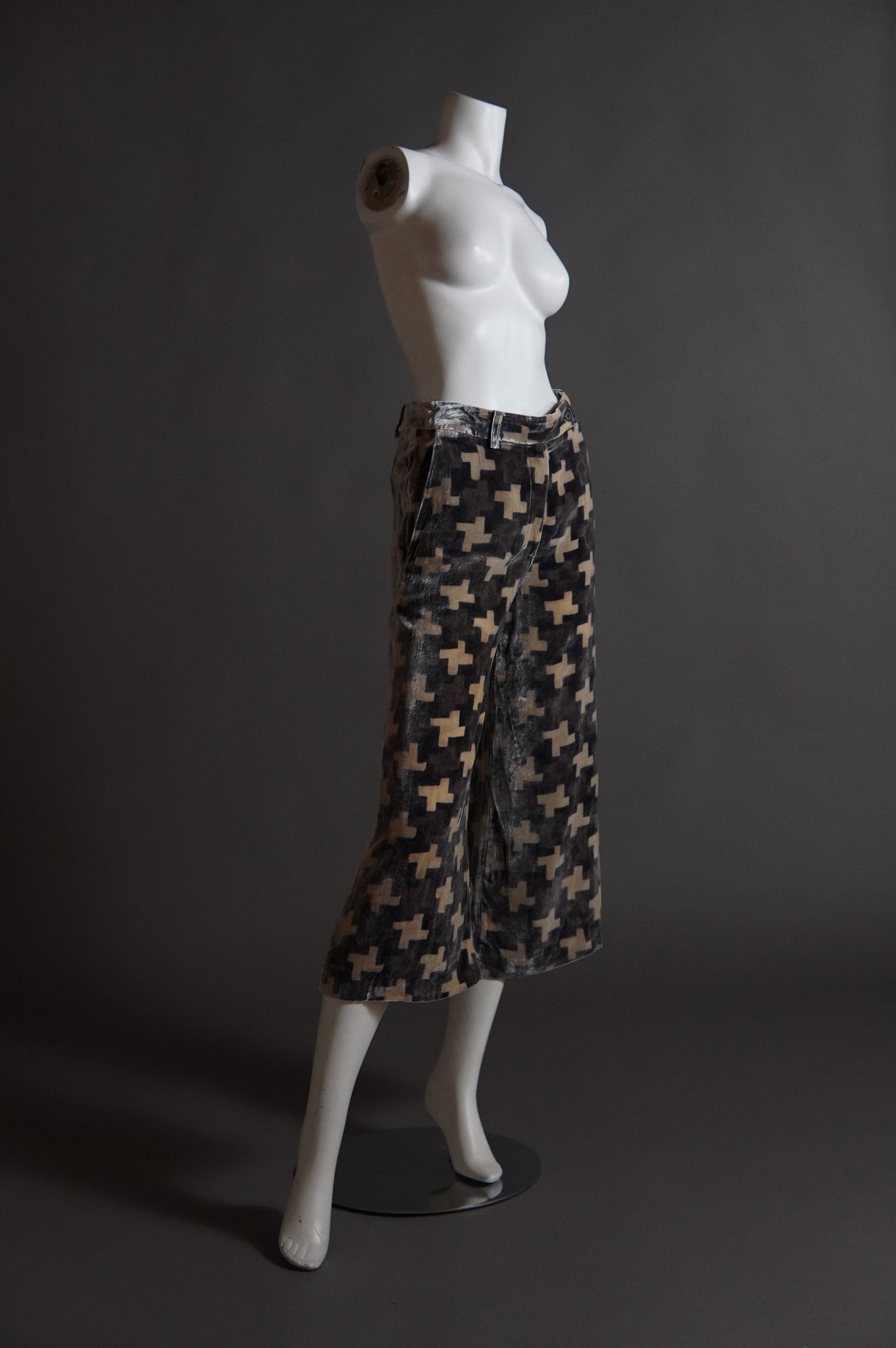 Krizia silk velvet wide leg culottes with graphic pattern in grey and beige - XS