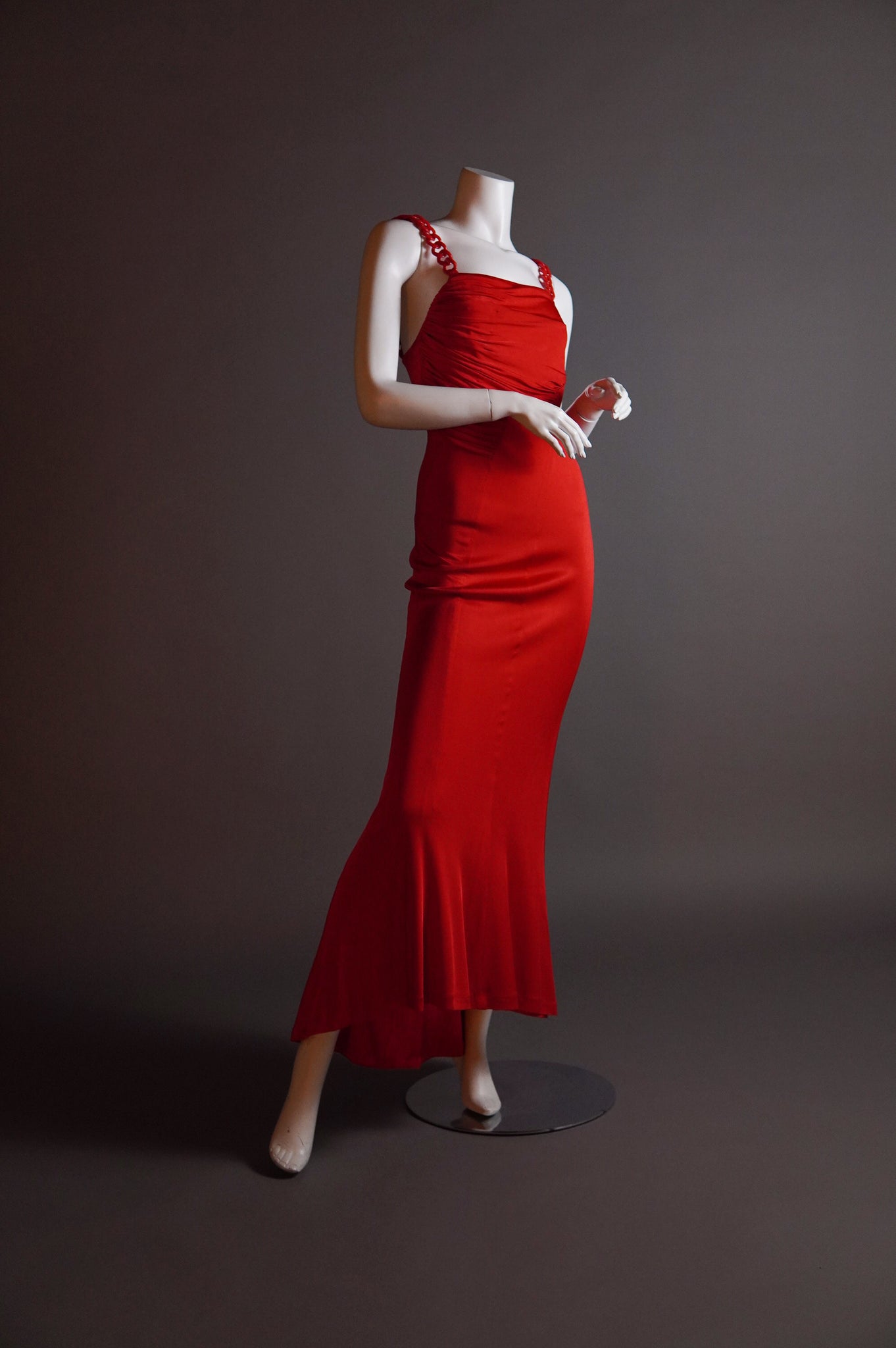 F/W 2007 Versace red evening dress with ruching and acrylic chain stra – (that)bityou vintage F/W 2007 Versace red evening dress with ruching and acrylic chain stra – (that)bityou vintage